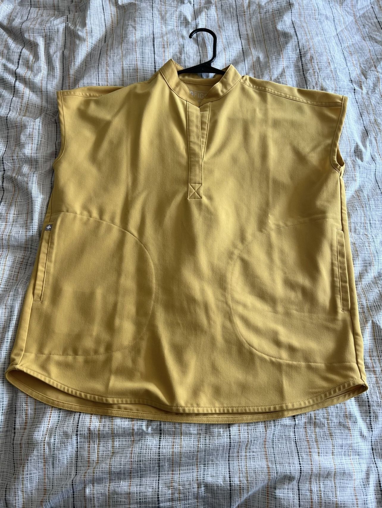 FIGS woman Scrubs Light Gold 