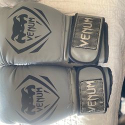 Venum Boxing Gloves Gud Conditions 