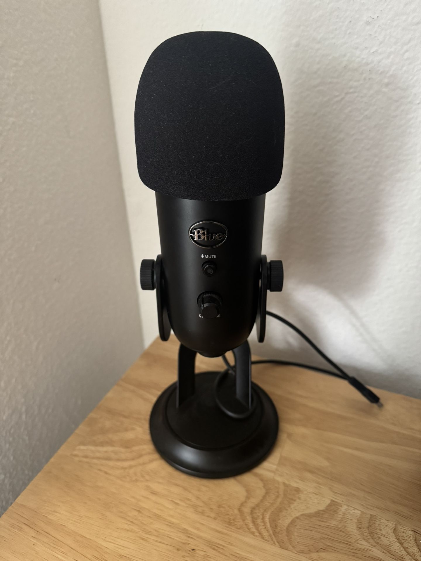 Blue Yeti USB Mic & Boom Arm - DELIVERY Included