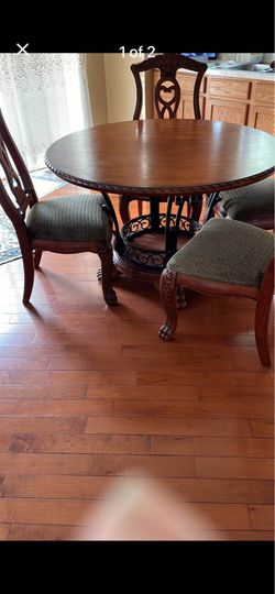 🔥 MUST GO TODAY. Round table with 4 chairs. OBO