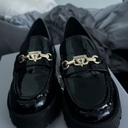 Black guess shoes