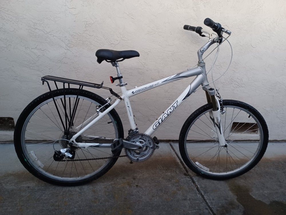 Giant Sedona DX with Rack. Ready To Ride.