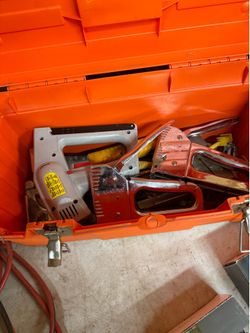Staple guns with staples
