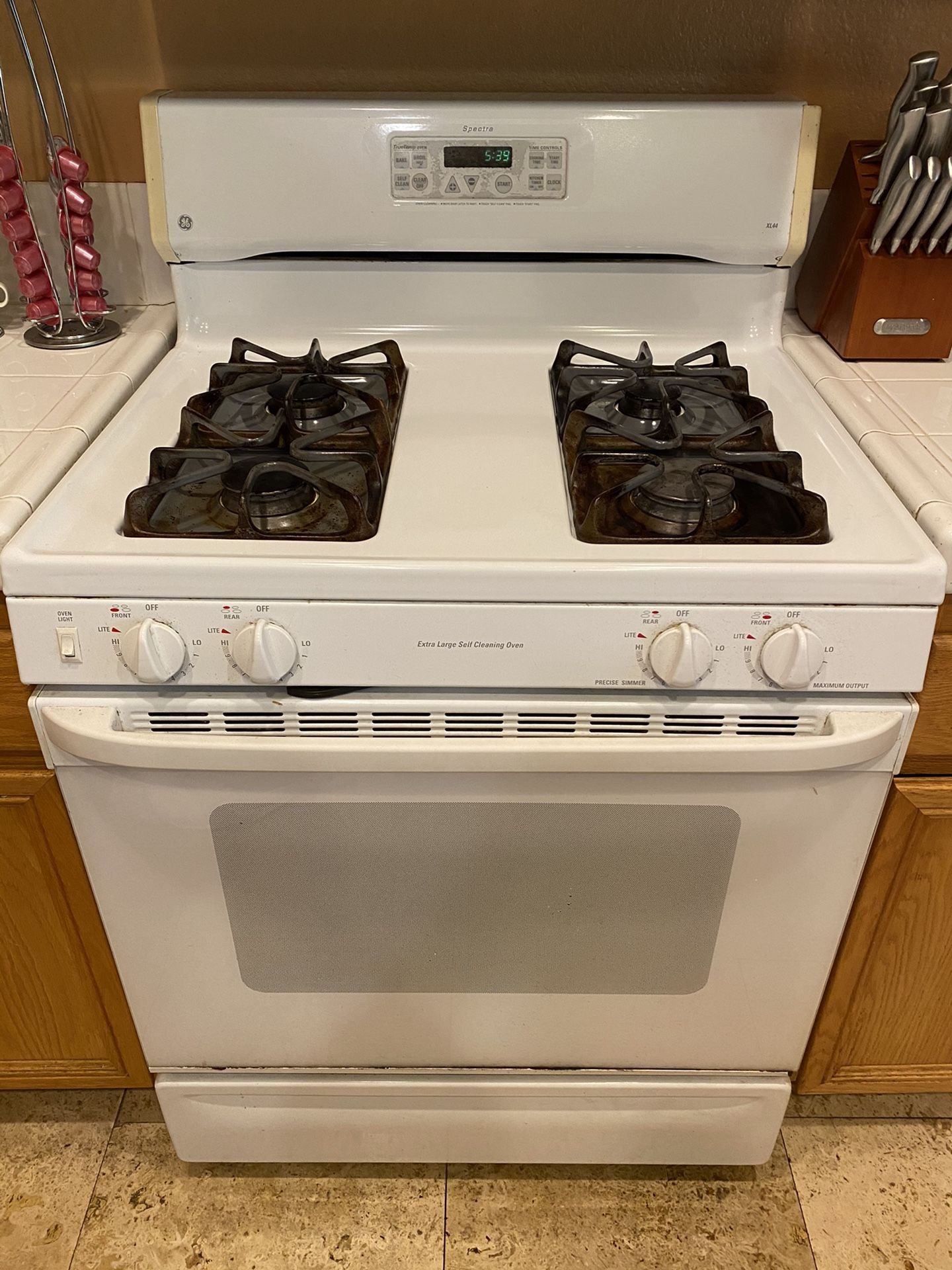 Must Go! GE Spectra Freestanding Gas Range and Oven XL44