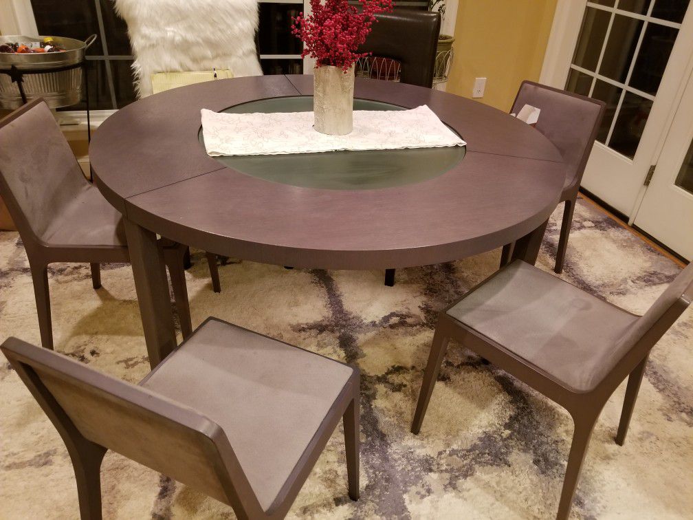 Round contemporary style table set.