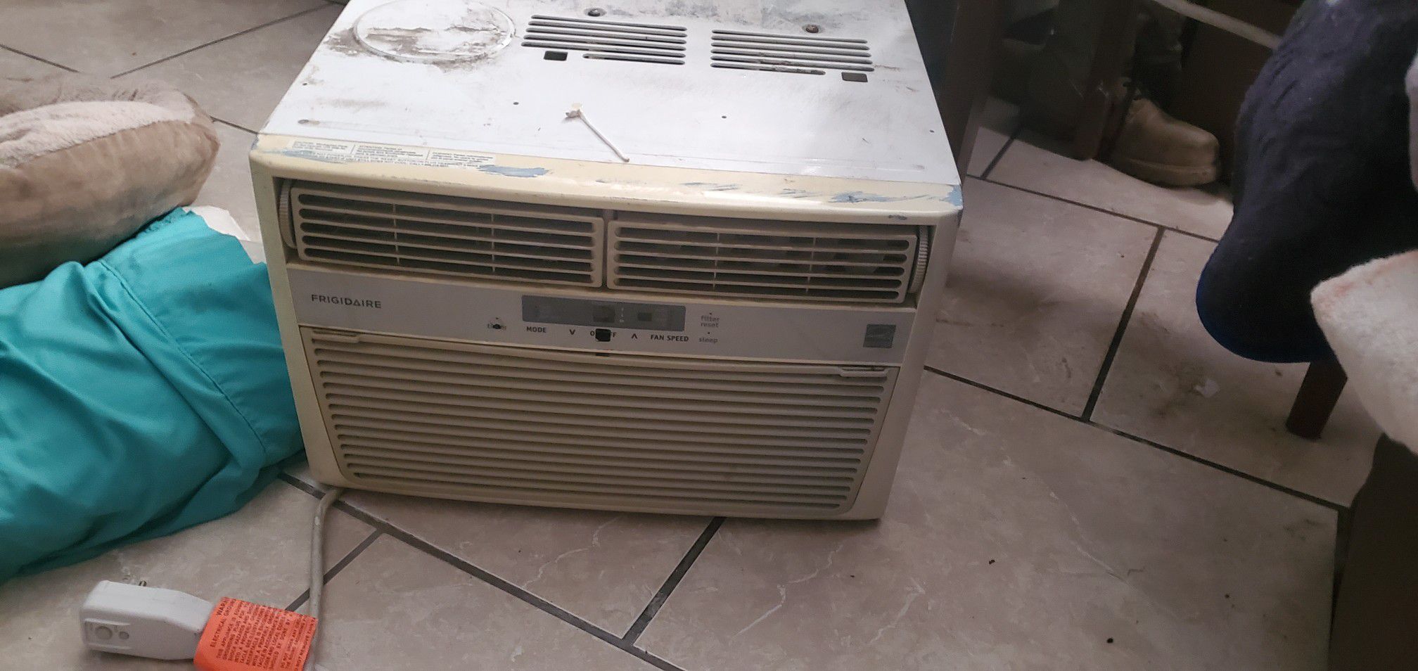 Ac Frigidaire works great perfect for a mid size room