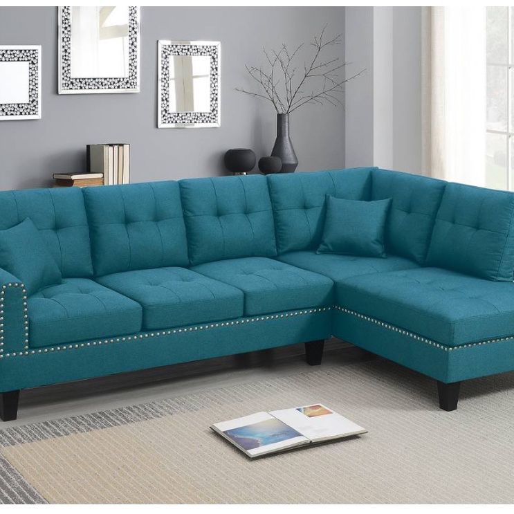 2pc Sectional Sofa w/ 2 Accent Pillows