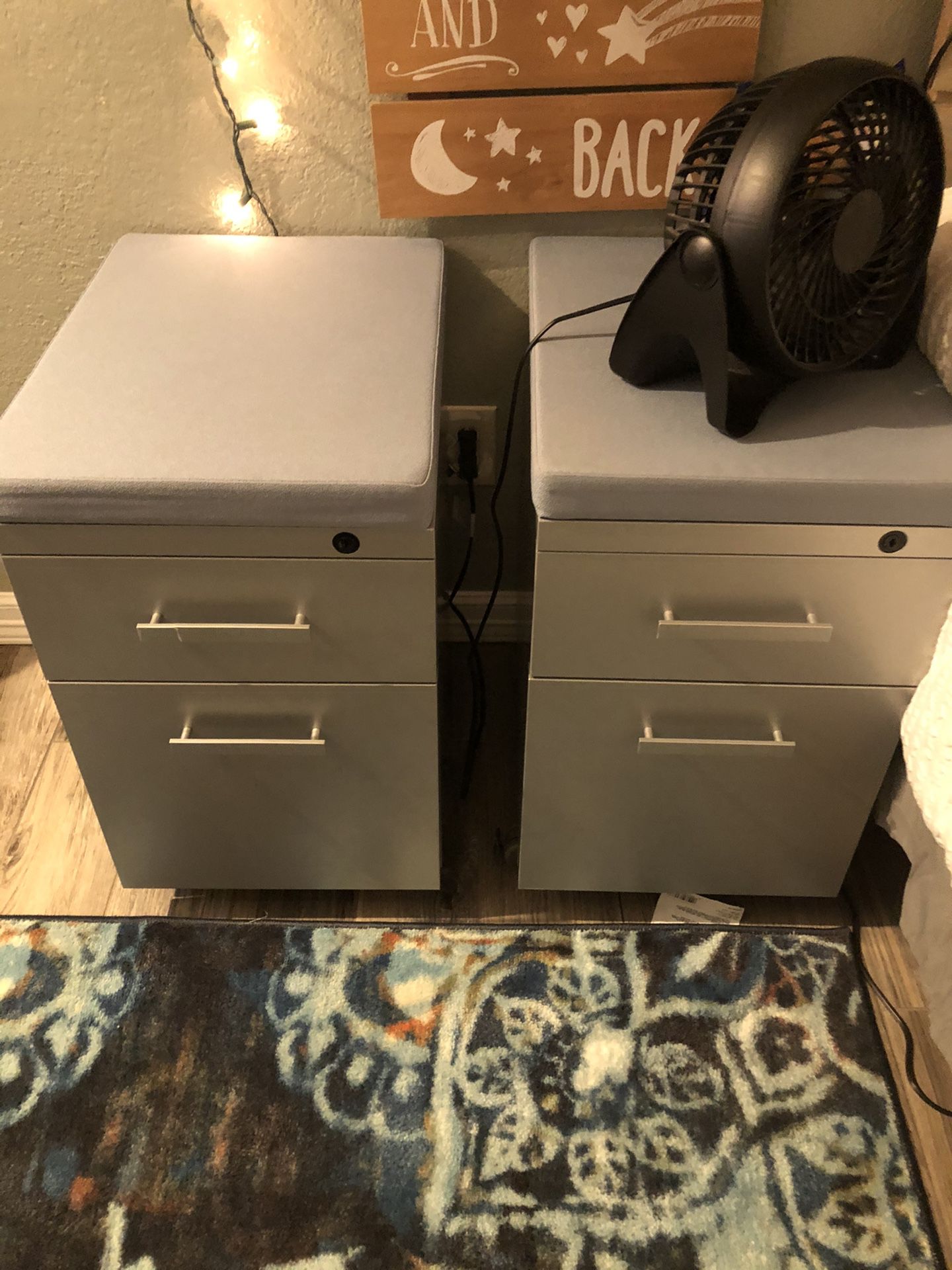 2 cabinets files no key 🔑 20 dls each light grey good condition firm on the price no delivery or ship