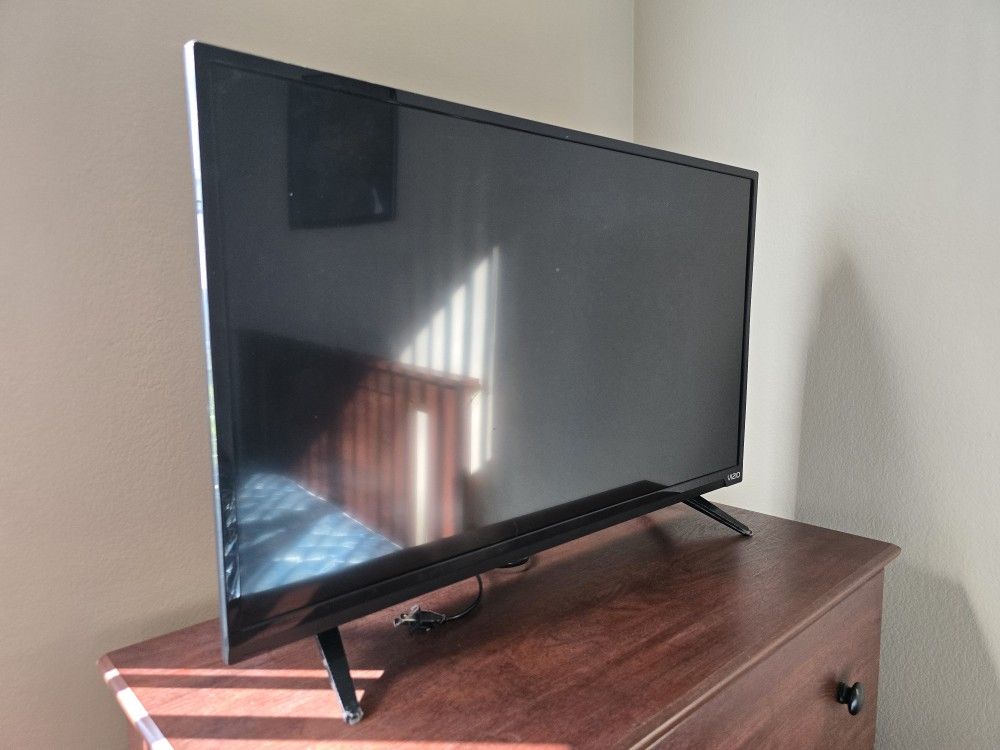 32 In Vizio 720p LED TV with Remote Model D32hn-E0 $40