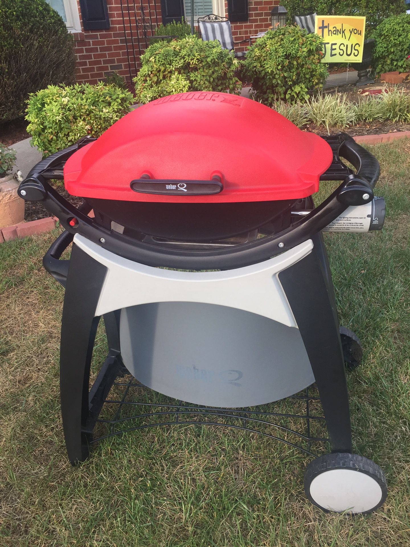 Weber tailgate grill with stand