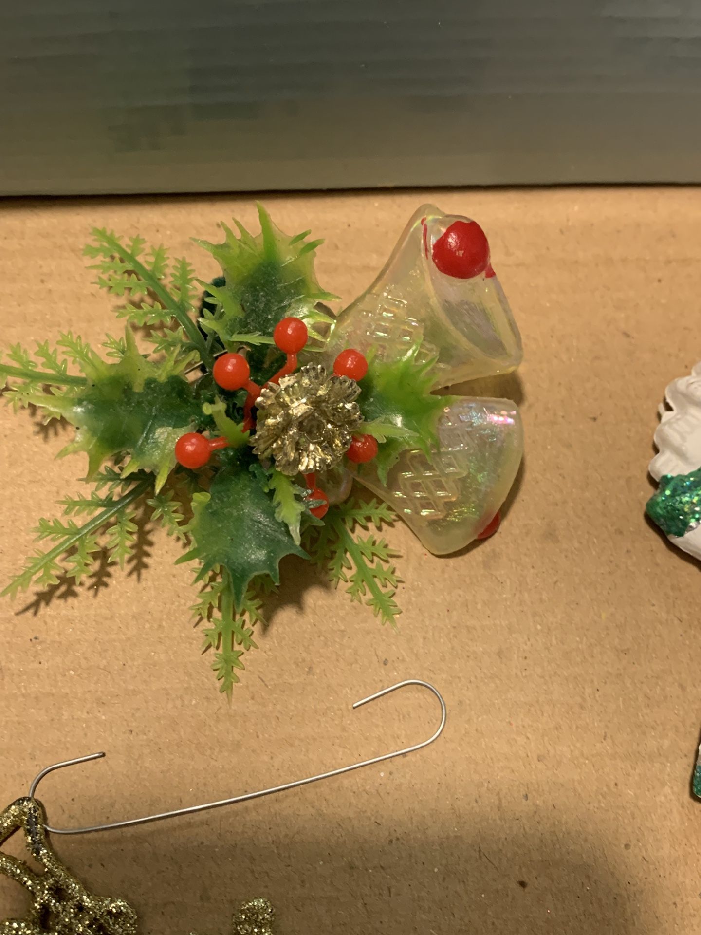 MINIATURE PLASTIC BELLS&HOLLY TREE ORNAMENT