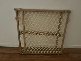 Expandable Wooden Baby/Pet Gate – $5