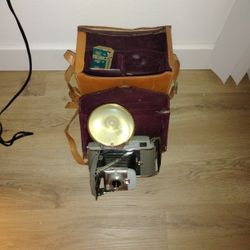 POLAROID 80A LAND CAMERA VINTAGE
Vendor
Polaroid