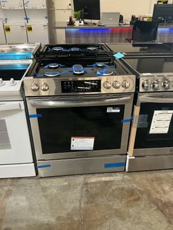 Frigidaire Gallery GCFG3059BF Gas Range (Open Box / Scratch & Dent)
