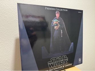 Gentle Giant -Luke Skywalker and Grogu