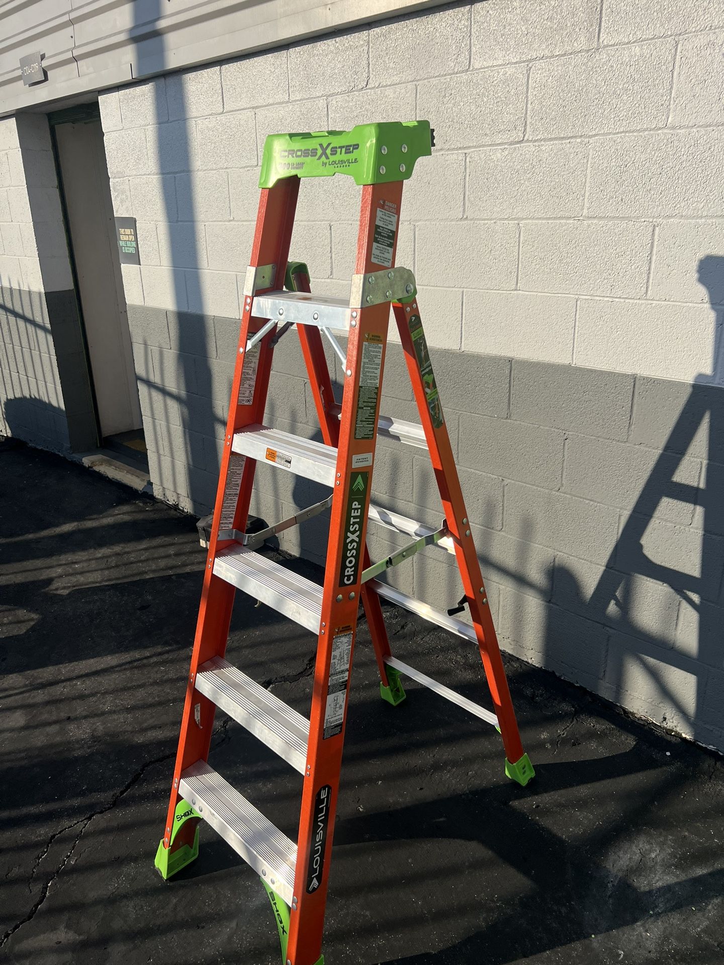 LOUISVILLE LADDER Stepladder: 6 ft Ladder Size, Fiberglass, 300 lb Load Capacity, 20 lb Wt