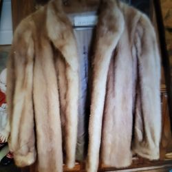 Mink jacket, Sega, perfect, soft, very expensive.I want three hundred dollars