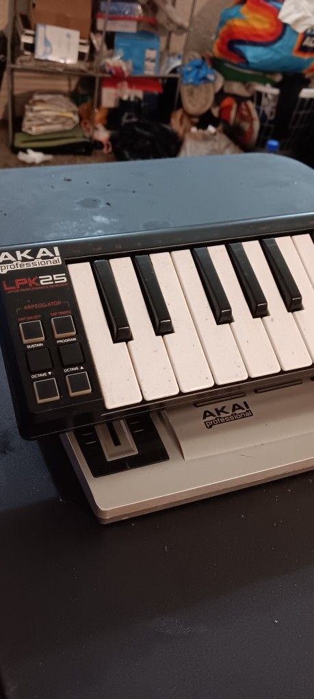 Akai LPK 25 Midi Keyboard 