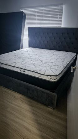 NEW KING-SIZE PILLOW TOP MATTRESS & BOX SPRING