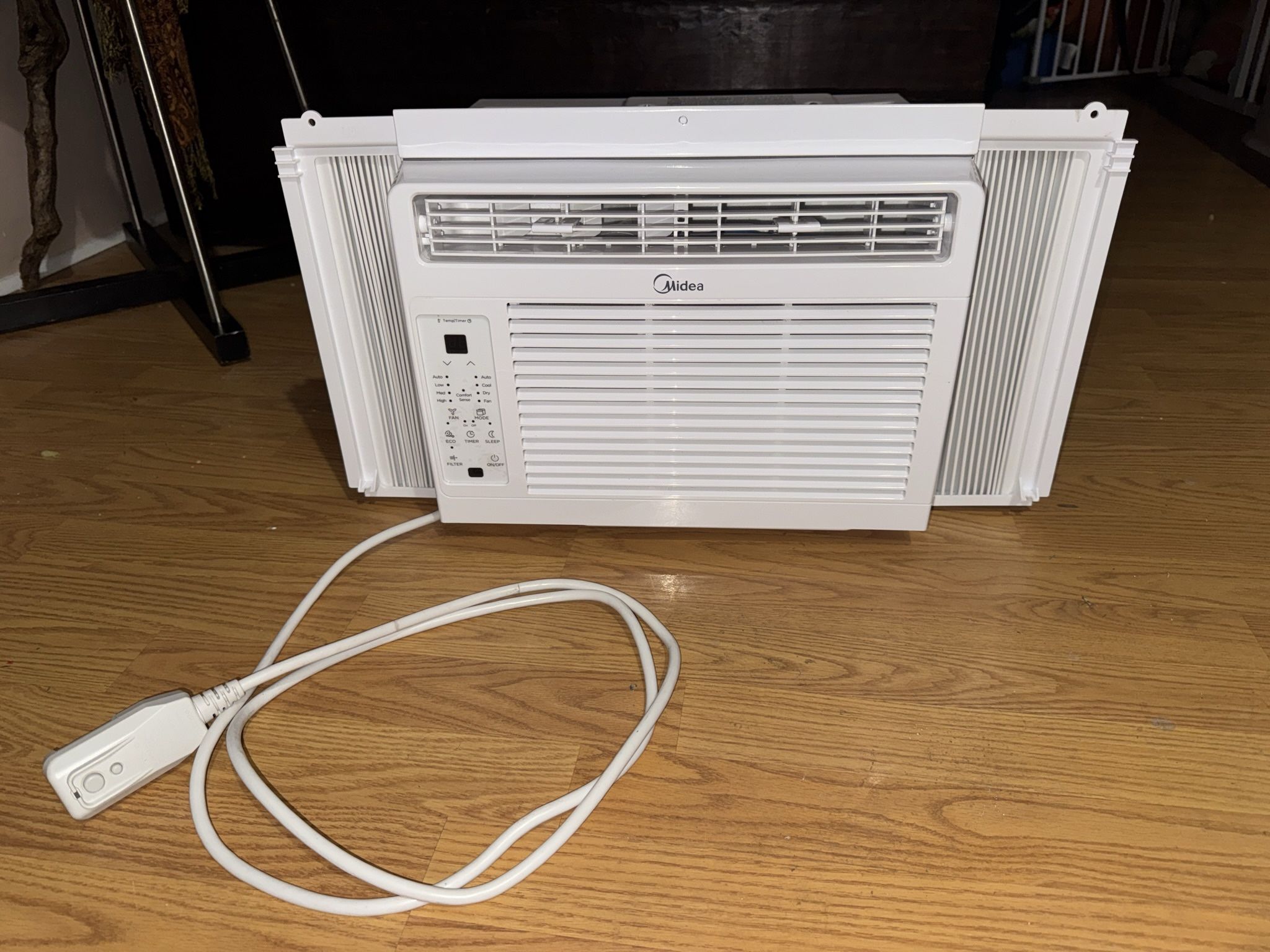 Midea 5,000 BTU Window Air Conditioner with Remote, 150 Sq. Ft., White, USED