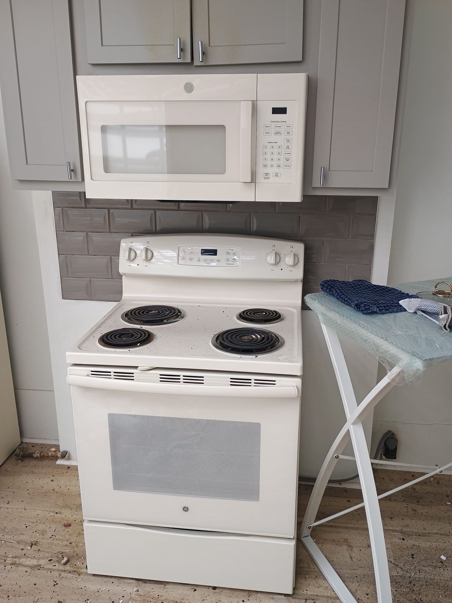 Electric stove and microwave use like new
