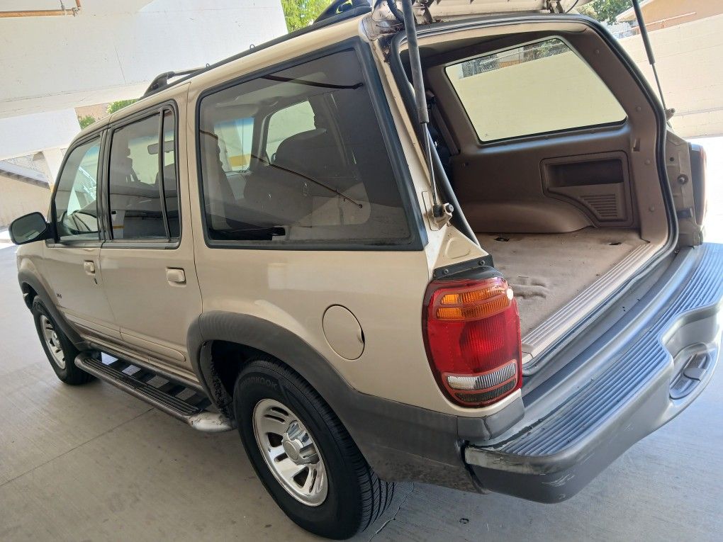 2000 Ford Explorer