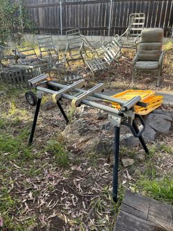 Portable saw stand