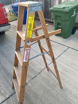 6 foot step ladder missing bucket holder