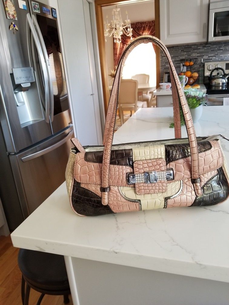 GUESS. HAND BAG  NICE