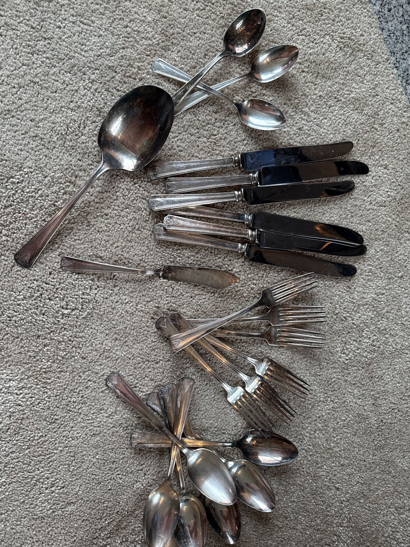 Vintage Silverplate Flatware – Mixed Set (36 Pieces)