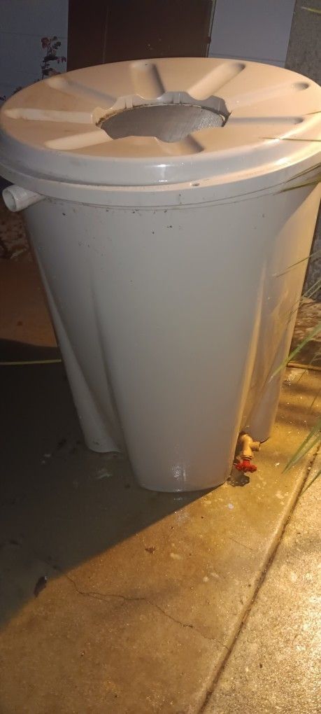 Rain Water Barells With shut Off Valve Filter Screen On Lid