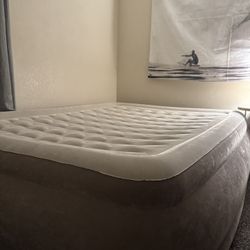 INTEX 18in Air mattress Like New 