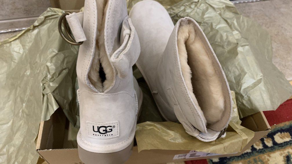 BRAND NEW UGG BOOTS
 Remora 1012029 Snow Ivory boots for women size 7