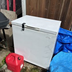 6 Cu. FT Chest Freezer. Works well