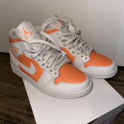 WMNS AIR JORDAN 1 MID SE (size 7.5)