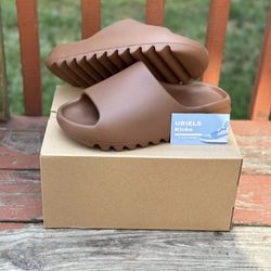 Size 10 - adidas Yeezy Slide flax. 