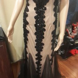 Evening Gown Black Color Size M.