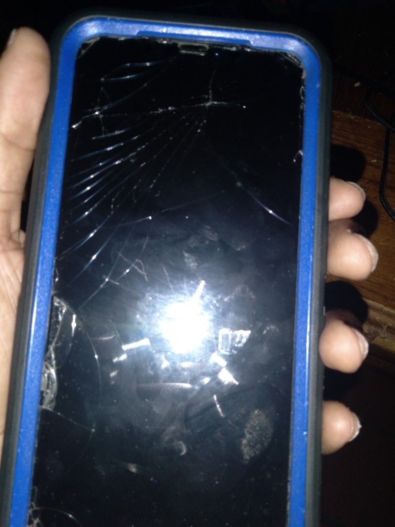 iphone xr nothing wrong with it except the screen protector is a little cracked comes with charger and headphones I
