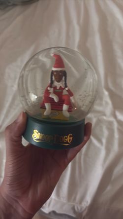 Snoop dog snoop on a stoop snow globe