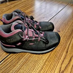 Keen size 6 women's/ girls hiking boots Sz. 6