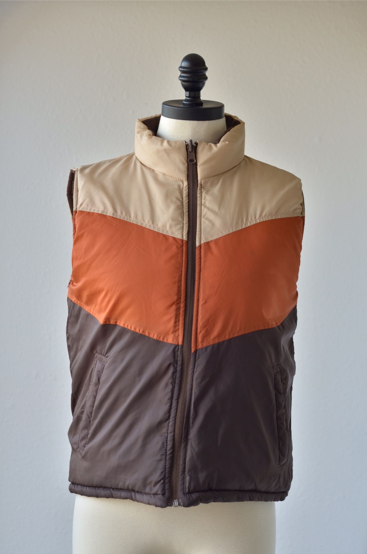 70s Vintage Brown Khaki Orange Reversible Puffer Ski Vest by Stitch Trend Tan Vest, Nylon Waterproof Poly Filling, Chevron Stripes, Pockets