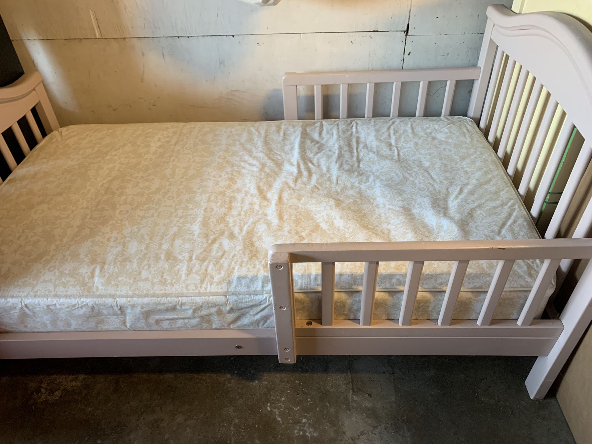 Toddler Bed (Free)