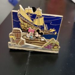 Disney 3d Mickey and minnie pirates ride pin