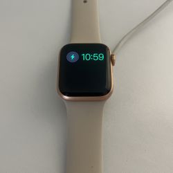 Apple Watch SE (1st Gen) GPS, 40mm Gold Aluminum Case with Starlight Sport Band