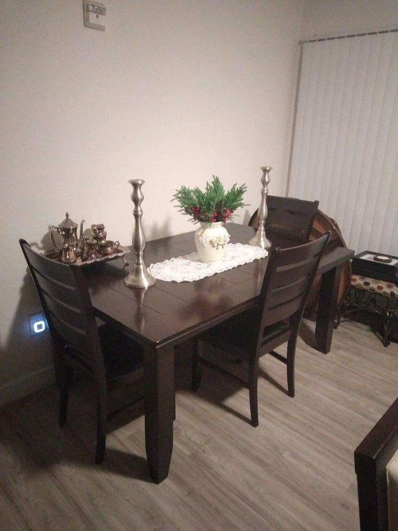 Dining Room Table and 4 Chairs