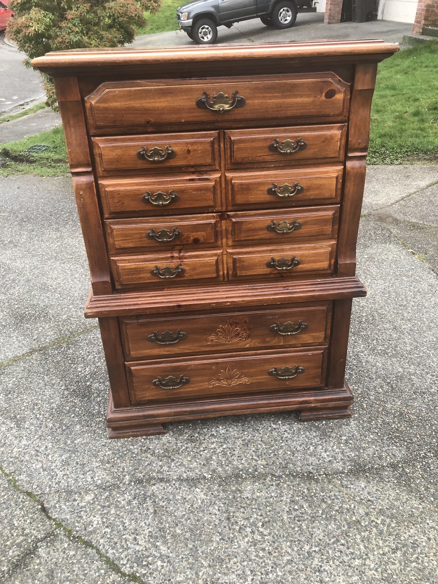 dresser ( 38 “w 19 “d 53 “t )