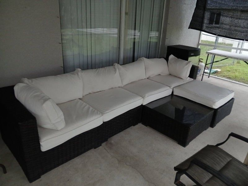 Wicker Set , Full Patio Set With Table  Very Clean  .. 