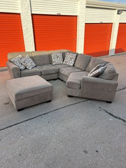 🌺FREE DELIVERY🌺 GRAY SECTIONAL & OTTOMAN