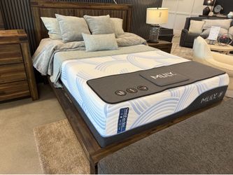 Solid wood queen platform bed