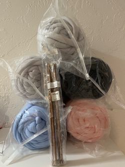 5 Chunky yarns 1000g each with tools